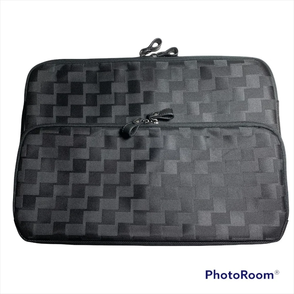 NWOT Solo 16” soft padded laptop case